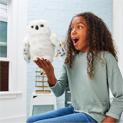 Wizarding World Harry Potter, Enchanting Hedwig Interactive Owl with Over 15 Sounds and Movements and Hogwarts Envelope, Kids Toys for Ages 5 and up